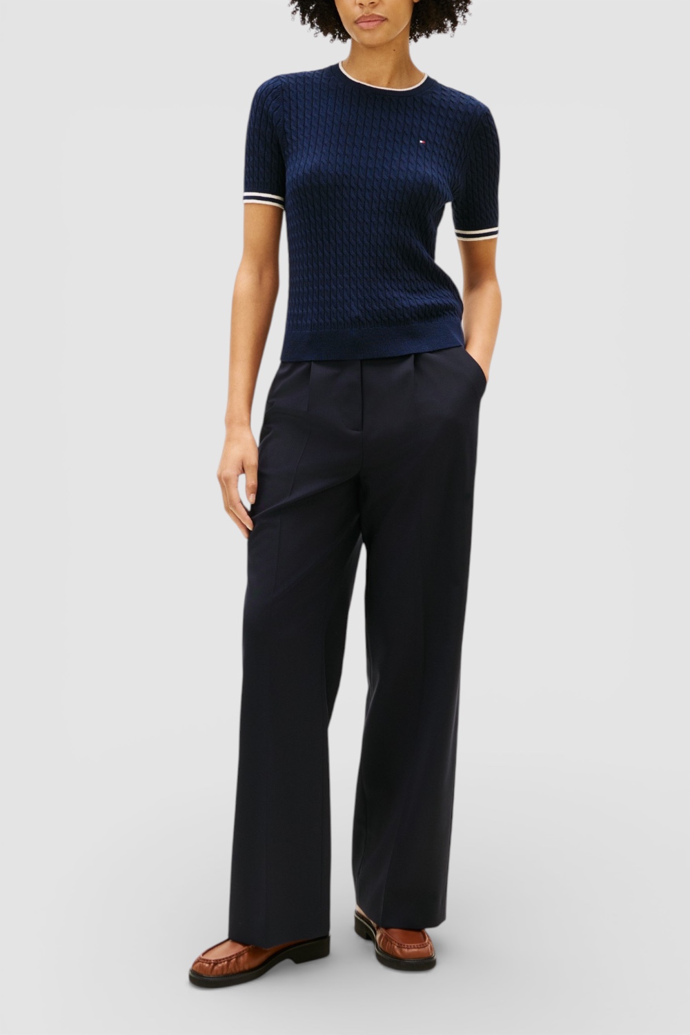 תמונת כל הלוק של חולצת טי סריג